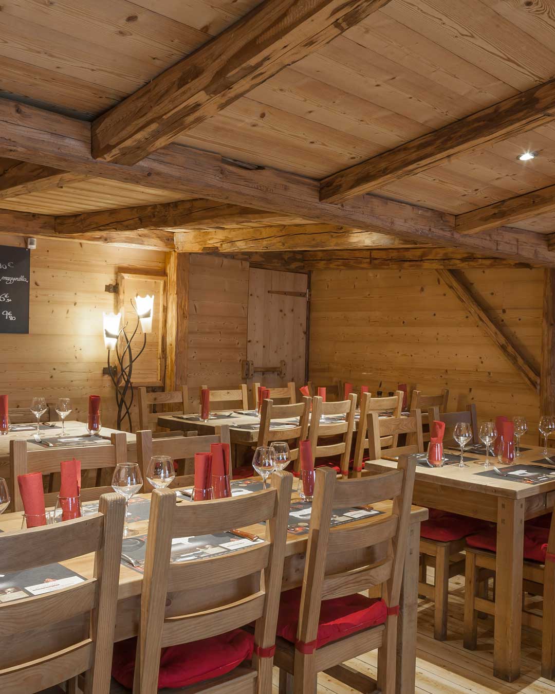 Intérieur en bois du restaurant La Plancha, spécialités de viandes à Besançon